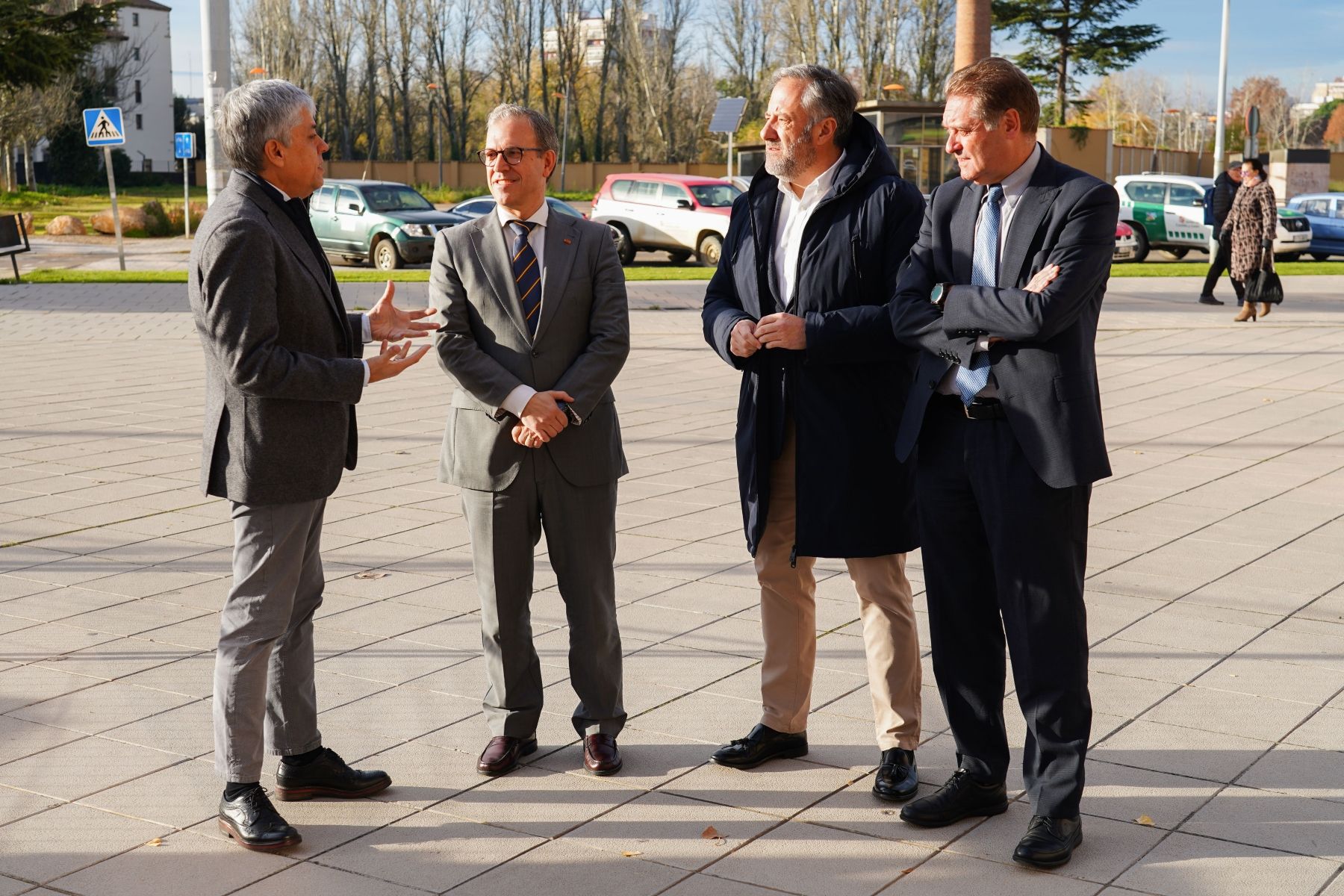  Mariano Veganzones, consejero de Industria en Castilla y León, revela las ayudas para la Industria 4.0 junto a proyectos destacados, en compañía de Carlos Pollán, presidente de las Cortes, y Eduardo Diego, delegado territorial en León