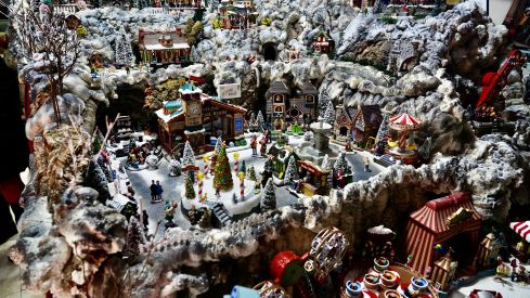 José Antonio Diez, alcalde de León, y el cantante Carlos Vargas participan en la ceremonia de encendido navideño en el Café Azaila 1930 José Antonio Diez, alcalde de León, y el cantante Carlos Vargas participan en la ceremonia de encendido navideño en el Café Azaila 1930
