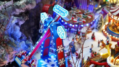 José Antonio Diez, alcalde de León, y el cantante Carlos Vargas participan en la ceremonia de encendido navideño en el Café Azaila 1930 José Antonio Diez, alcalde de León, y el cantante Carlos Vargas participan en la ceremonia de encendido navideño en el Café Azaila 1930