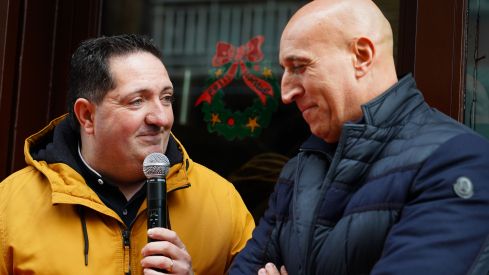 José Antonio Diez, alcalde de León, y el cantante Carlos Vargas participan en la ceremonia de encendido navideño en el Café Azaila 1930 José Antonio Diez, alcalde de León, y el cantante Carlos Vargas participan en la ceremonia de encendido navideño en el Café Azaila 1930