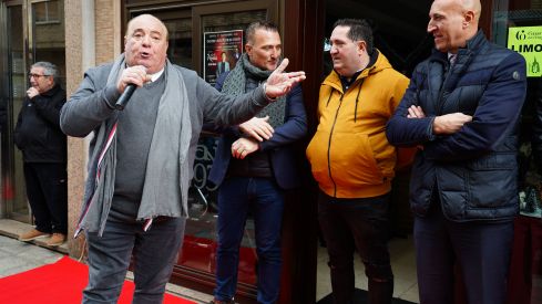 José Antonio Diez, alcalde de León, y el cantante Carlos Vargas participan en la ceremonia de encendido navideño en el Café Azaila 1930 José Antonio Diez, alcalde de León, y el cantante Carlos Vargas participan en la ceremonia de encendido navideño en el Café Azaila 1930