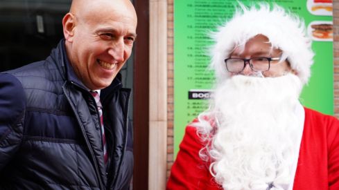 José Antonio Diez, alcalde de León, y el cantante Carlos Vargas participan en la ceremonia de encendido navideño en el Café Azaila 1930 José Antonio Diez, alcalde de León, y el cantante Carlos Vargas participan en la ceremonia de encendido navideño en el Café Azaila 1930