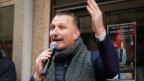 José Antonio Diez, alcalde de León, y el cantante Carlos Vargas participan en la ceremonia de encendido navideño en el Café Azaila 1930 José Antonio Diez, alcalde de León, y el cantante Carlos Vargas participan en la ceremonia de encendido navideño en el Café Azaila 1930