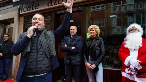0José Antonio Diez, alcalde de León, y el cantante Carlos Vargas participan en la ceremonia de encendido navideño en el Café Azaila 1930 0José Antonio Diez, alcalde de León, y el cantante Carlos Vargas participan en la ceremonia de encendido navideño en el Café Azaila 1930