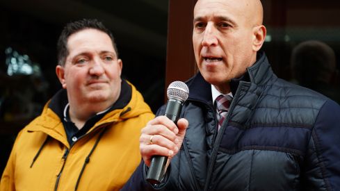 José Antonio Diez, alcalde de León, y el cantante Carlos Vargas participan en la ceremonia de encendido navideño en el Café Azaila 1930 José Antonio Diez, alcalde de León, y el cantante Carlos Vargas participan en la ceremonia de encendido navideño en el Café Azaila 1930