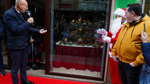 José Antonio Diez, alcalde de León, y el cantante Carlos Vargas participan en la ceremonia de encendido navideño en el Café Azaila 1930 José Antonio Diez, alcalde de León, y el cantante Carlos Vargas participan en la ceremonia de encendido navideño en el Café Azaila 1930