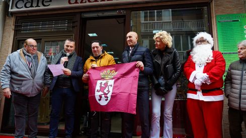 José Antonio Diez, alcalde de León, y el cantante Carlos Vargas participan en la ceremonia de encendido navideño en el Café Azaila 1930 José Antonio Diez, alcalde de León, y el cantante Carlos Vargas participan en la ceremonia de encendido navideño en el Café Azaila 1930