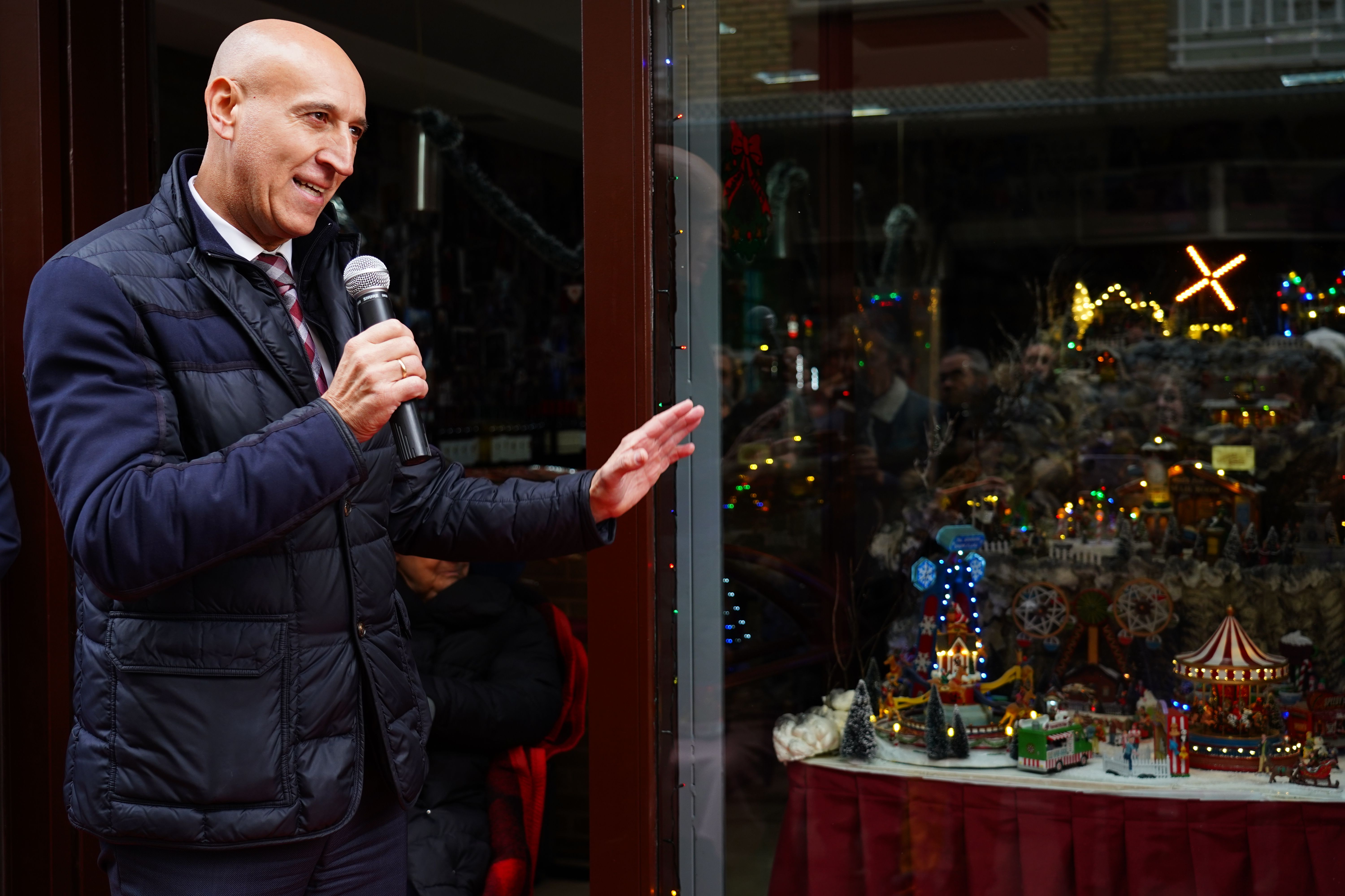 José Antonio Diez, alcalde de León, y el cantante Carlos Vargas participan en la ceremonia de encendido navideño en el Café Azaila 1930