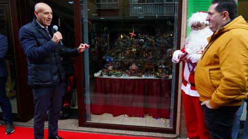 José Antonio Diez, alcalde de León, y el cantante Carlos Vargas participan en la ceremonia de encendido navideño en el Café Azaila 1930 José Antonio Diez, alcalde de León, y el cantante Carlos Vargas participan en la ceremonia de encendido navideño en el Café Azaila 1930