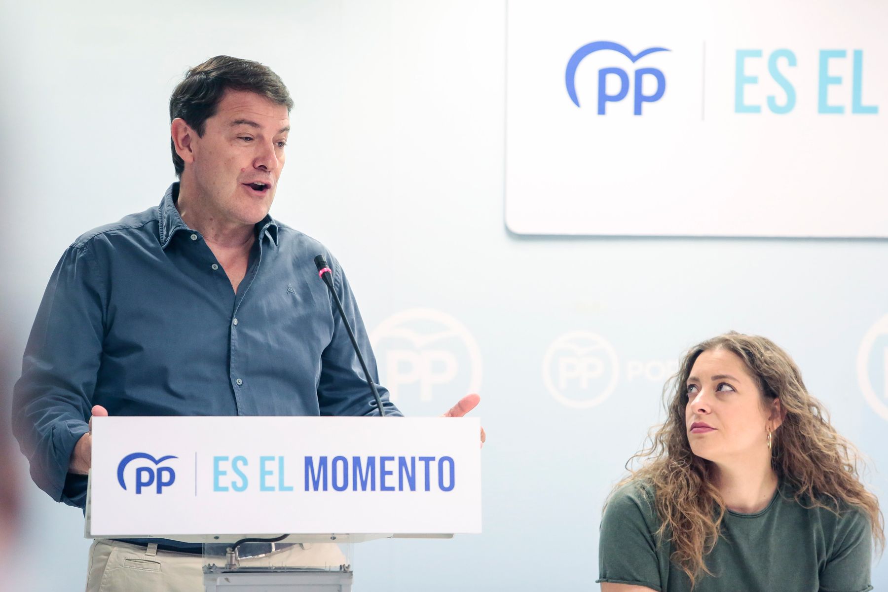 Alfonso Fernández Mañueco junto a Ester Muñoz