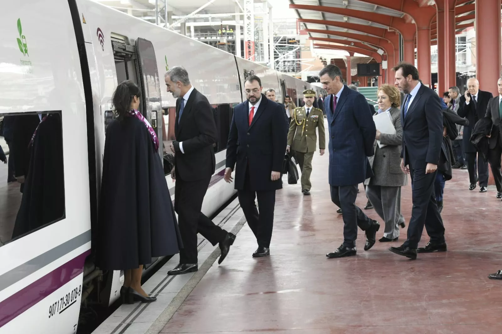 Viaje inaugural de la Variante de Pajares. Salida del tren desde Madrid 