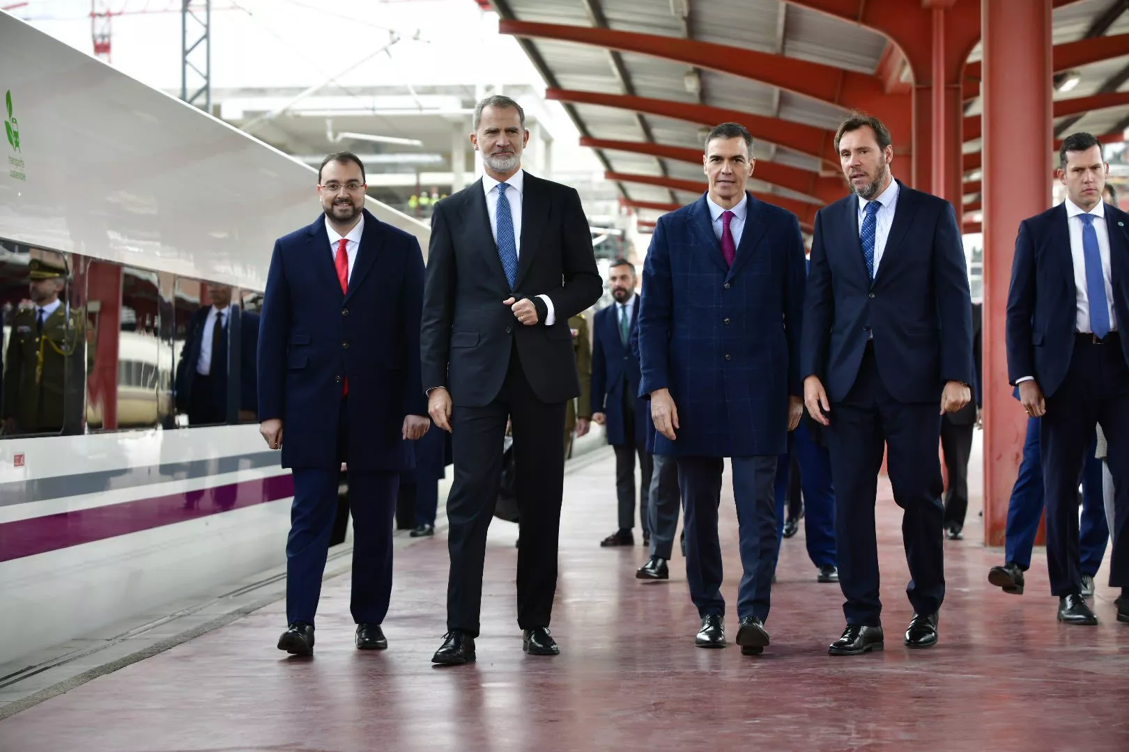 Viaje inaugural de la Variante de Pajares. Salida del tren desde Madrid.