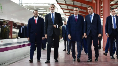 Viaje inaugural de la Variante de Pajares. Salida del tren desde Madrid.