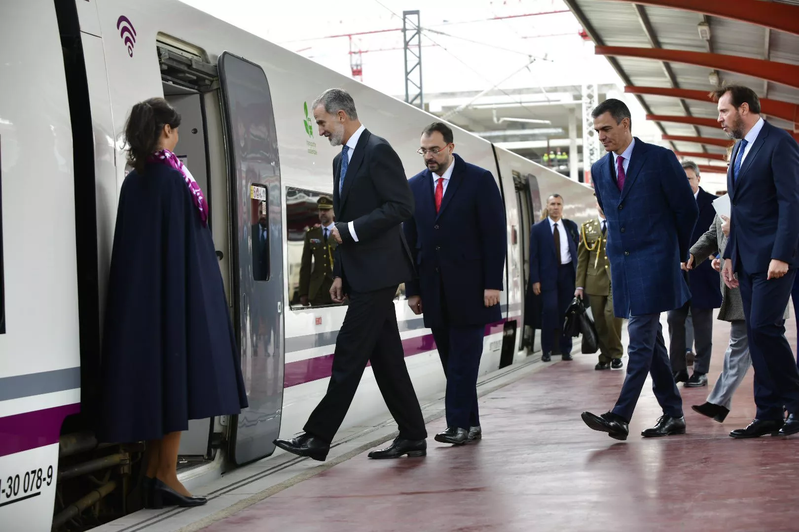 Viaje inaugural de la Variante de Pajares. Salida del tren desde Madrid