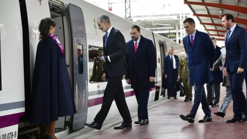 Viaje inaugural de la Variante de Pajares. Salida del tren desde Madrid