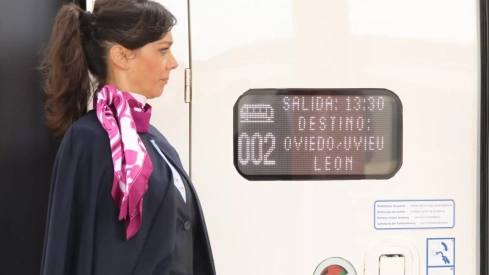 Viaje inaugural de la Variante de Pajares. Salida del tren desde Madrid