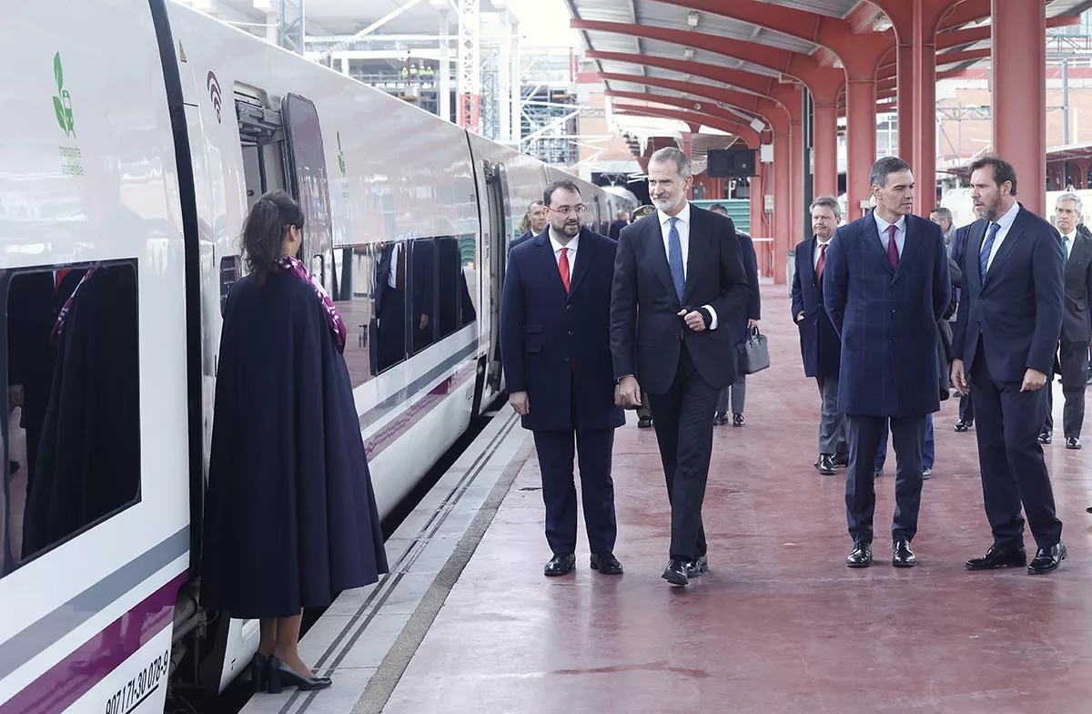 Viaje inaugural de la Variante de Pajares. Salida del tren desde Madrid