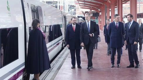 Viaje inaugural de la Variante de Pajares. Salida del tren desde Madrid