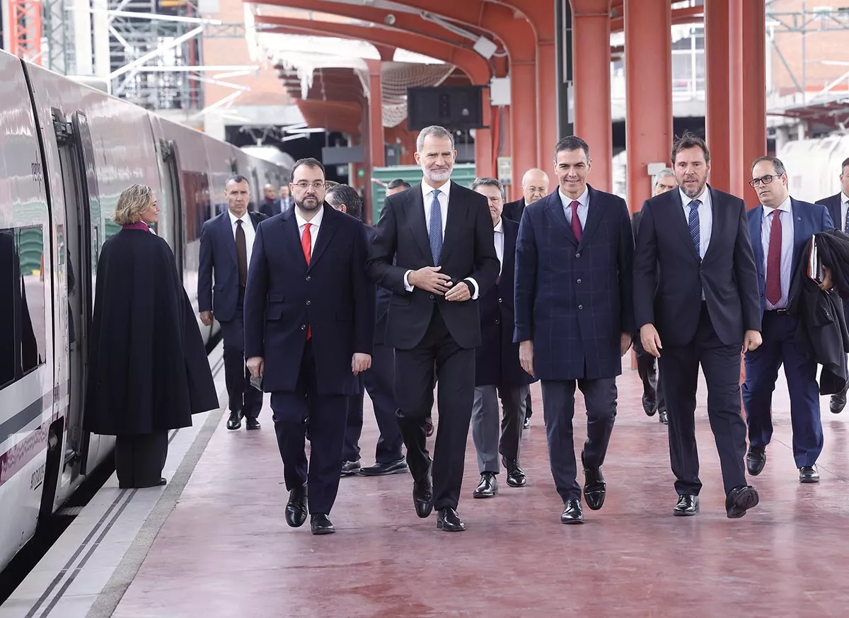 Viaje inaugural de la Variante de Pajares. Salida del tren desde Madrid 