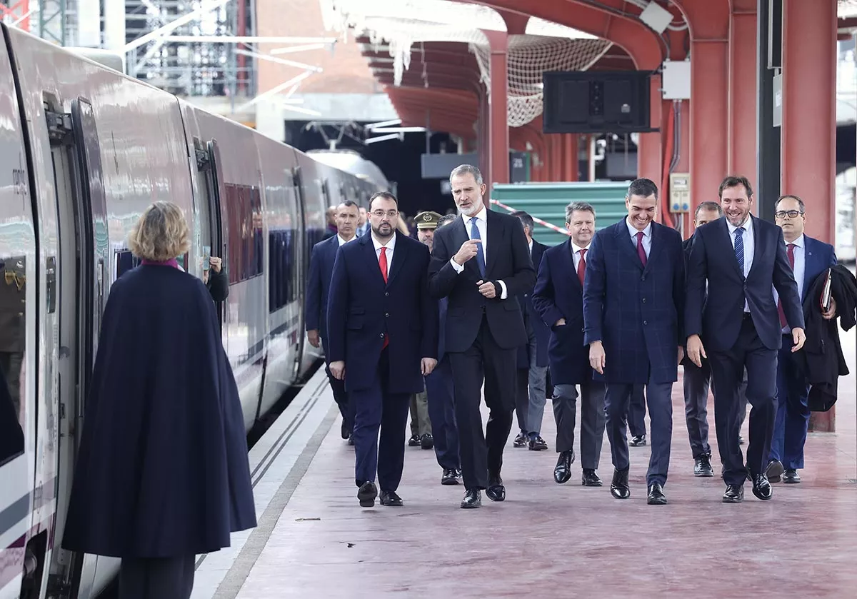 Viaje inaugural de la Variante de Pajares. Salida del tren desde Madrid