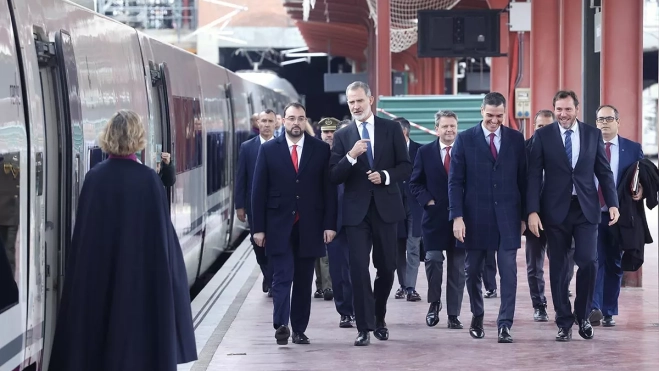 Viaje inaugural de la Variante de Pajares. Salida del tren desde Madrid