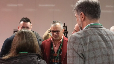 Esperando al tren del viaje inaugural de la variante de Pajares (2)