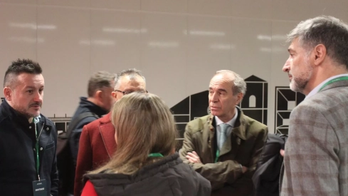 Esperando al tren del viaje inaugural de la variante de Pajares (3)