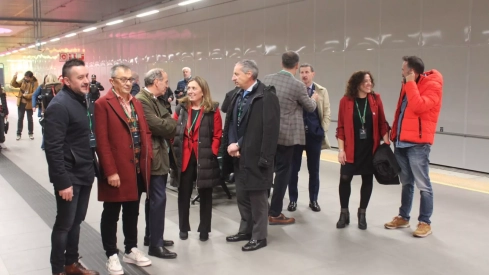 Esperando al tren del viaje inaugural de la variante de Pajares (4)