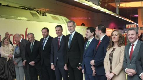 Llega a León el tren inaugural de la Variante de Pajares 
