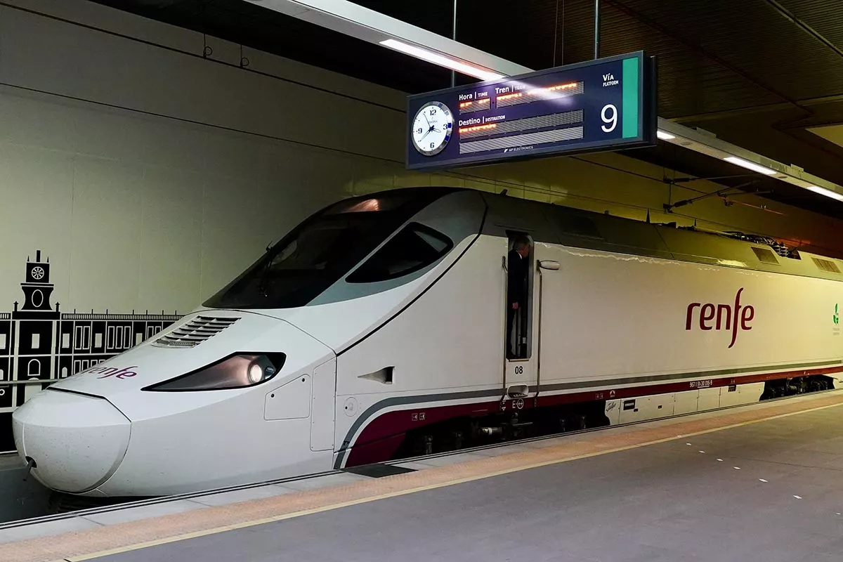 El viaje inaugural de la variante de Pajares sale de la estación de León 