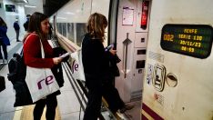 Primer trayecto con pasajeros entre León y Gijón tras la inauguración de la Variante de Pajares