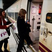 Primer trayecto con pasajeros entre León y Gijón tras la inauguración de la Variante de Pajares