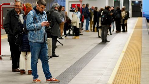 Primer trayecto con pasajeros entre León y Gijón tras la inauguración de la Variante de Pajares Primer trayecto con pasajeros entre León y Gijón tras la inauguración de la Variante de Pajares