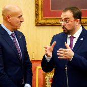 José Antonio Diez, alcalde de León, junto a Adrián Barbón, presidente de Asturias