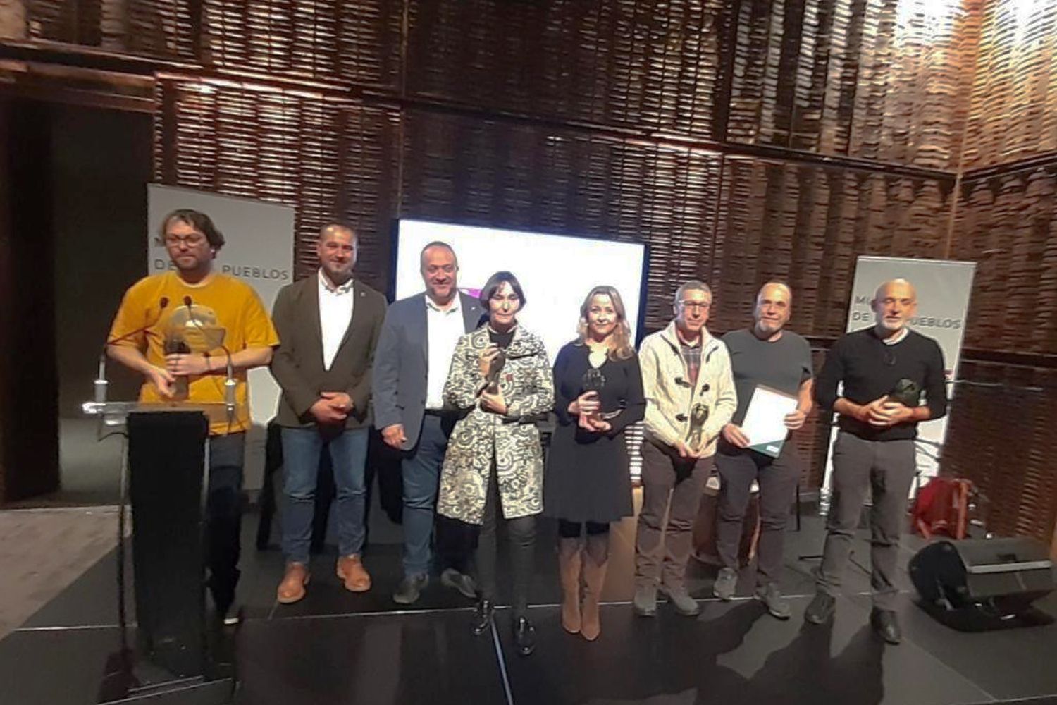 Foto familia del ILC con los ganadores de Ios Premios Concejo de la Cultura Leonesa 
