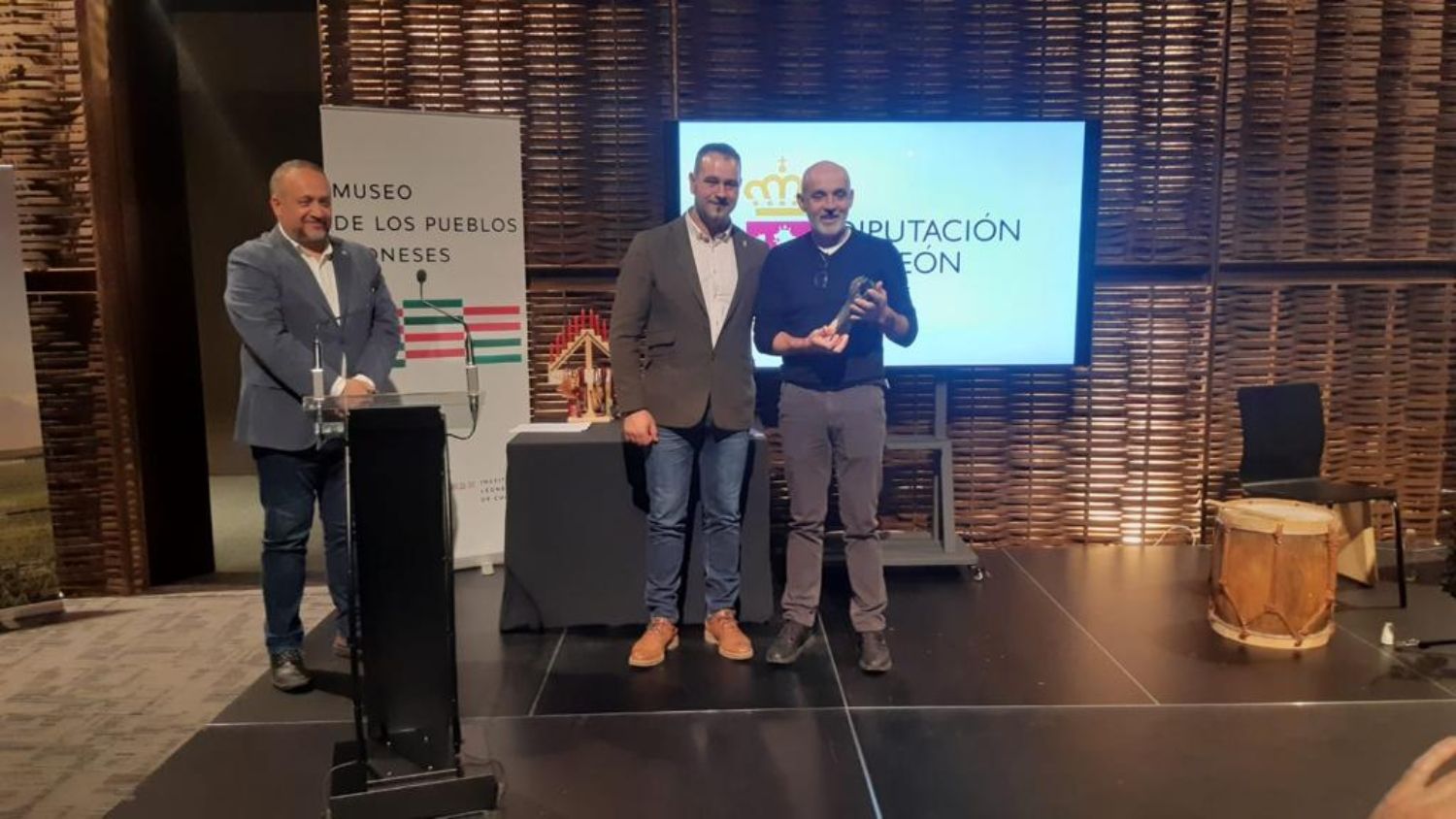 Roberto Carro y Asociación Ave Fénix – Premio Concejo a la Mejor Contribución al Patrimonio Leonés Roberto Carro y Asociación Ave Fénix – Premio Concejo a la Mejor Contribución al Patrimonio Leonés