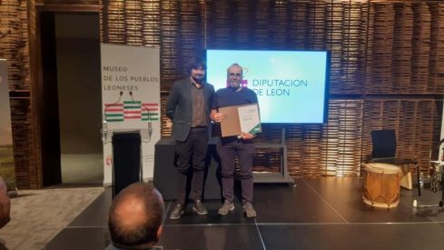  Imagen de la entrega de una edición anterior del Premio Caitano Álvarez Bardón de Literatura en Leonés