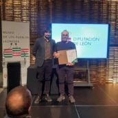  Imagen de la entrega de una edición anterior del Premio Caitano Álvarez Bardón de Literatura en Leonés