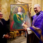 Ceremonia de entrega de dos obras pictóricas por parte del artista Luis Zotes a la Parroquia de Nuestra Señora del Mercado