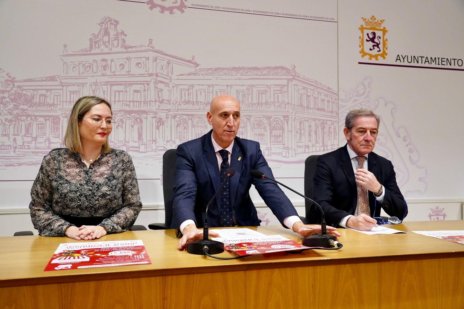 El alcalde de León, José Antonio Diez, la concejala de Comercio, Consumo y Fiestas, Camino Orejas, y el presidente de la Cámara de Comercio, Javier Vega, presentan la campaña navideña