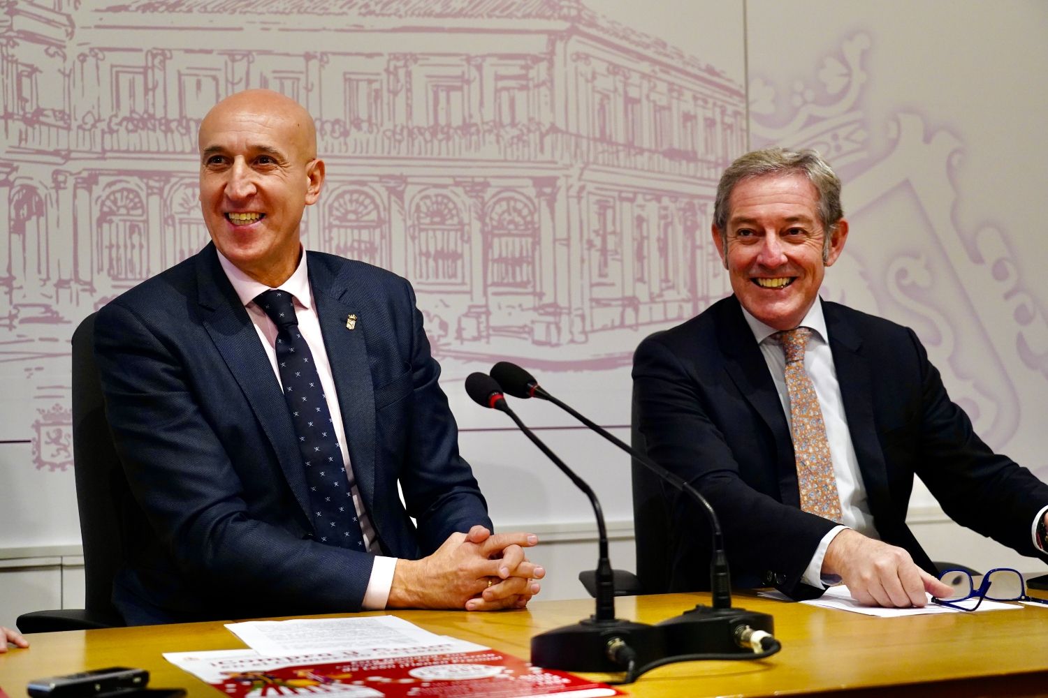  José Antonio Diez, alcalde de León, junto con el presidente de la Cámara de Comercio, Javier Vega, presenta la campaña navideña