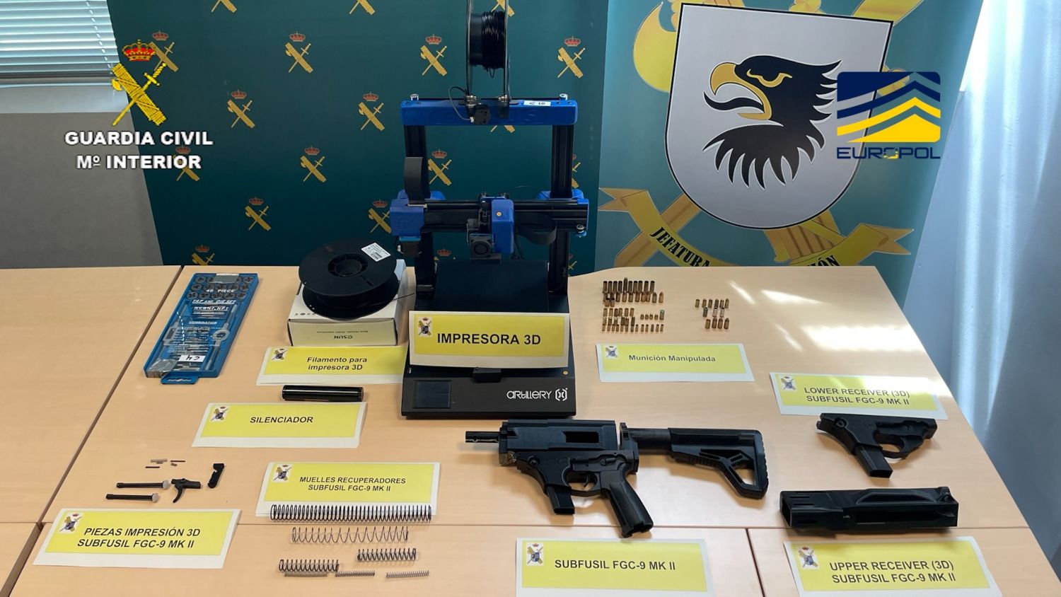 Más de 80 armas de fuego, de guerra y de 3D incautadas en una  macrooperación en León, Madrid y Jaén