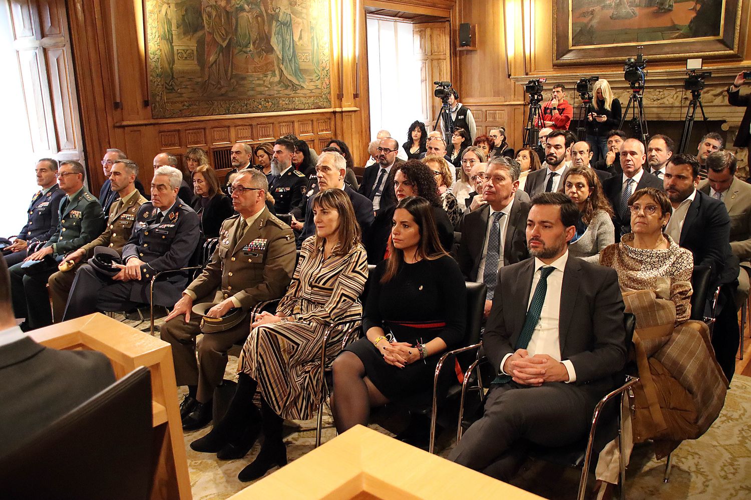 asistentes acto institucional constitucion leon