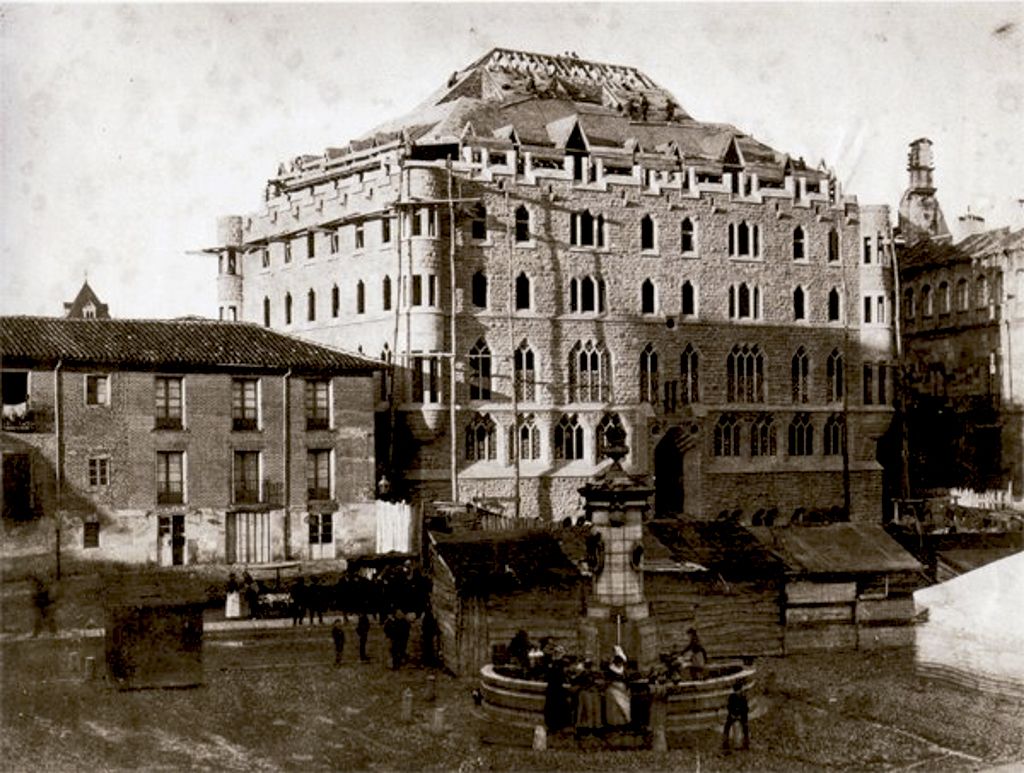 Casa Botines en construcción