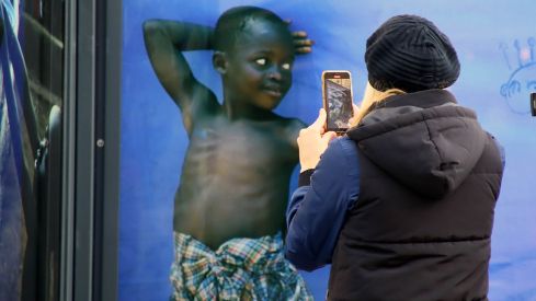  José Antonio Díez, alcalde de León, inaugura una exposición que explora los colores del mundo, destacando imágenes capturadas por fotógrafos de National Geographic