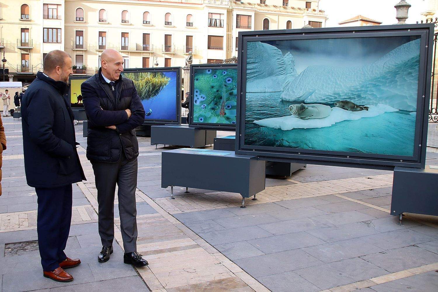 José Antonio Díez, alcalde de León, inaugura una exposición que explora los colores del mundo, destacando imágenes capturadas por fotógrafos de National Geographic José Antonio Díez, alcalde de León, inaugura una exposición que explora los colores del mundo, destacando imágenes capturadas por fotógrafos de National Geographic