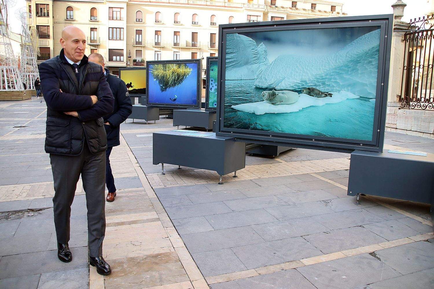 José Antonio Díez, alcalde de León, inaugura una exposición que explora los colores del mundo, destacando imágenes capturadas por fotógrafos de National Geographic José Antonio Díez, alcalde de León, inaugura una exposición que explora los colores del mundo, destacando imágenes capturadas por fotógrafos de National Geographic