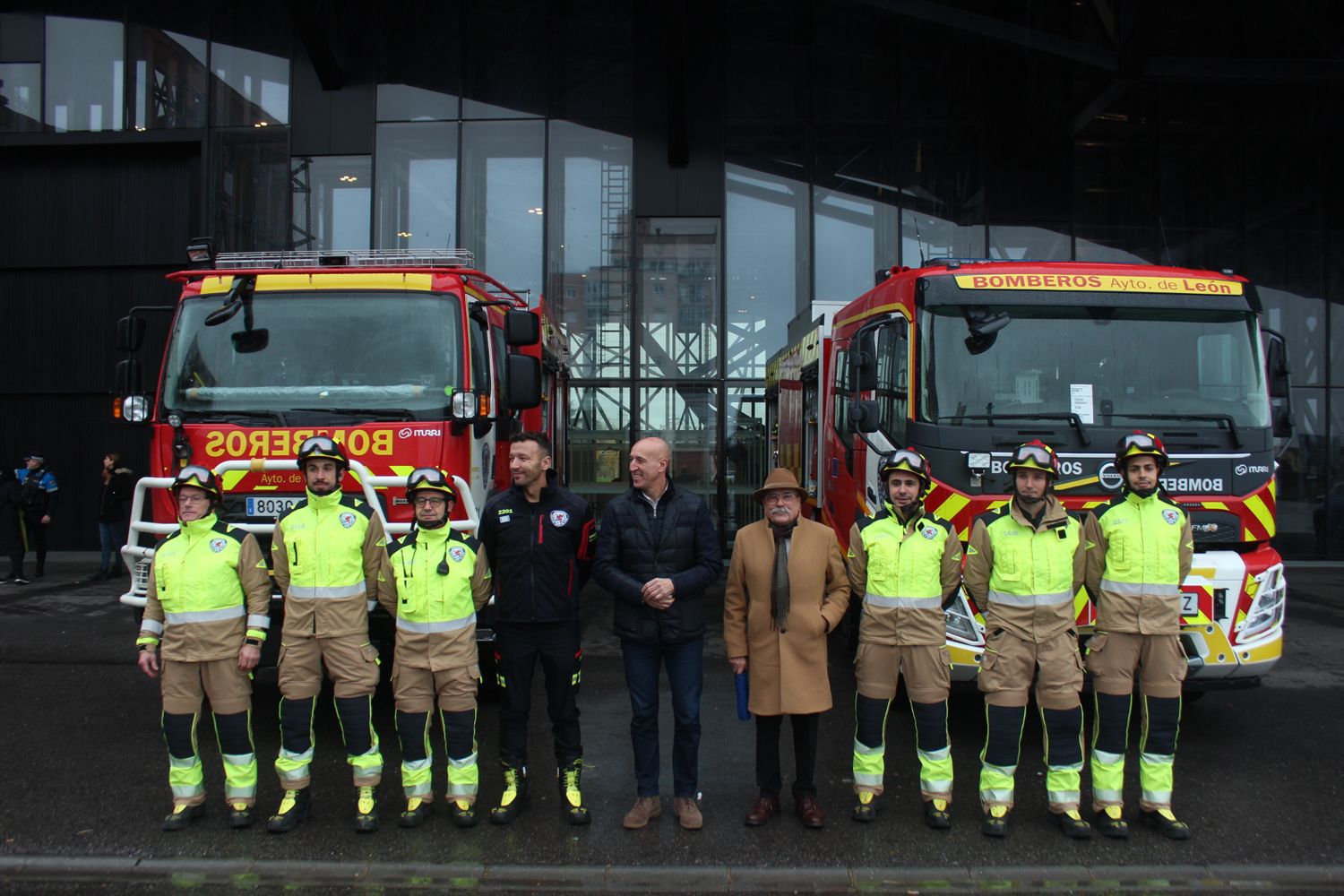 Presentación nuevos vehículos de los Bomberos de León