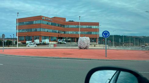 Nueva escultura del 'Banksy de León' , un pimiento en la rotonda de La Serna