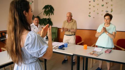 Voluntariado de estudiantes extranjeras en Alzheimer León | Peio García (ICAL)